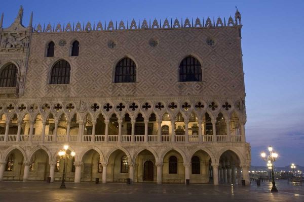 Italy, Venice Doges Palace in early morning